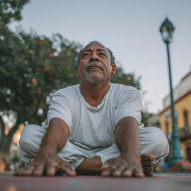 Ambiente cálido y acogedor de clases de yoga para adultos mayores
